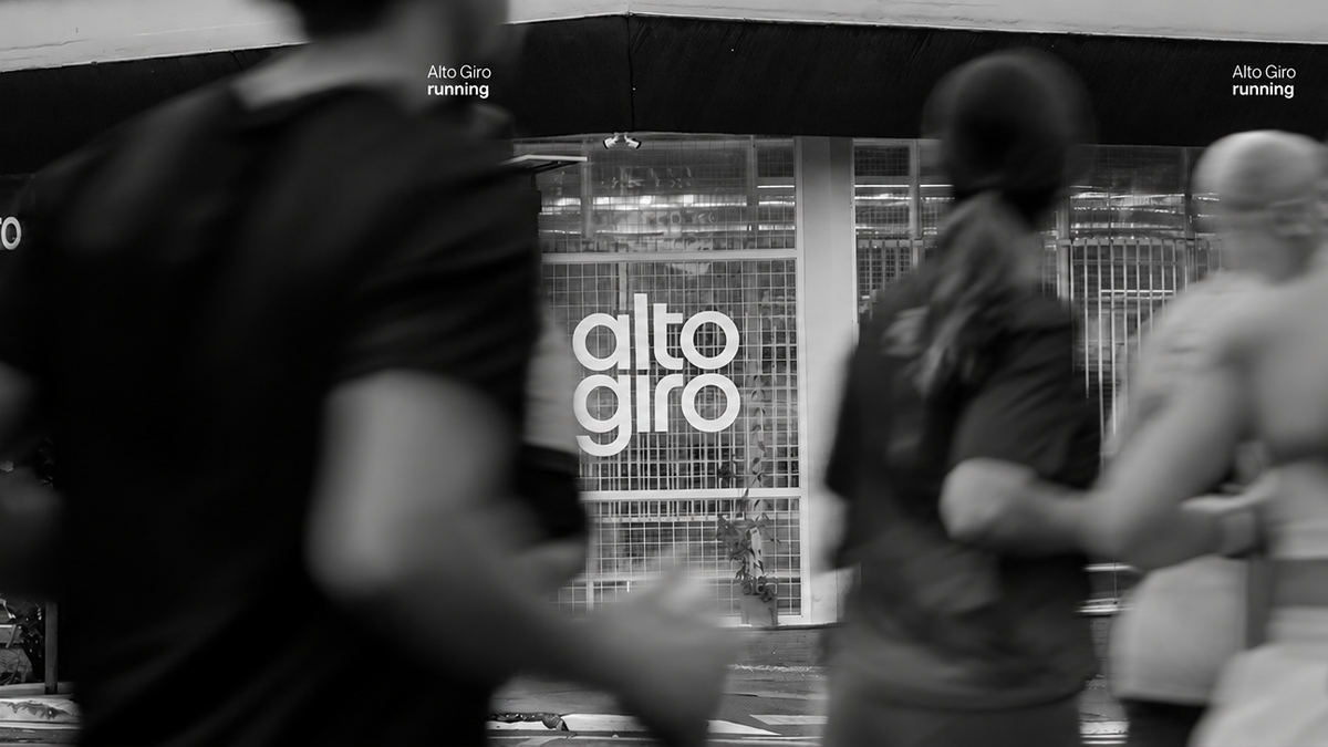 Corredores em um treino na frente da loja Alto Giro