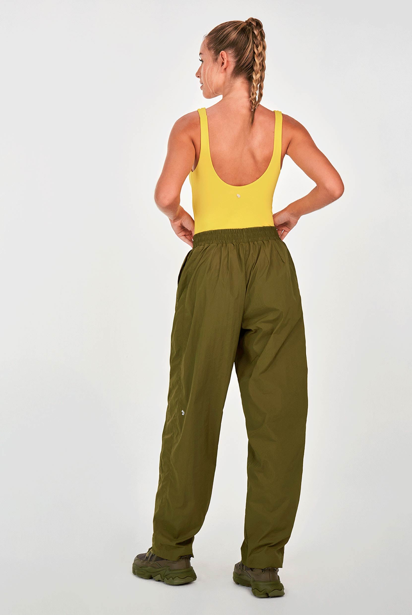 Calça Recortes Bolsos Laterais