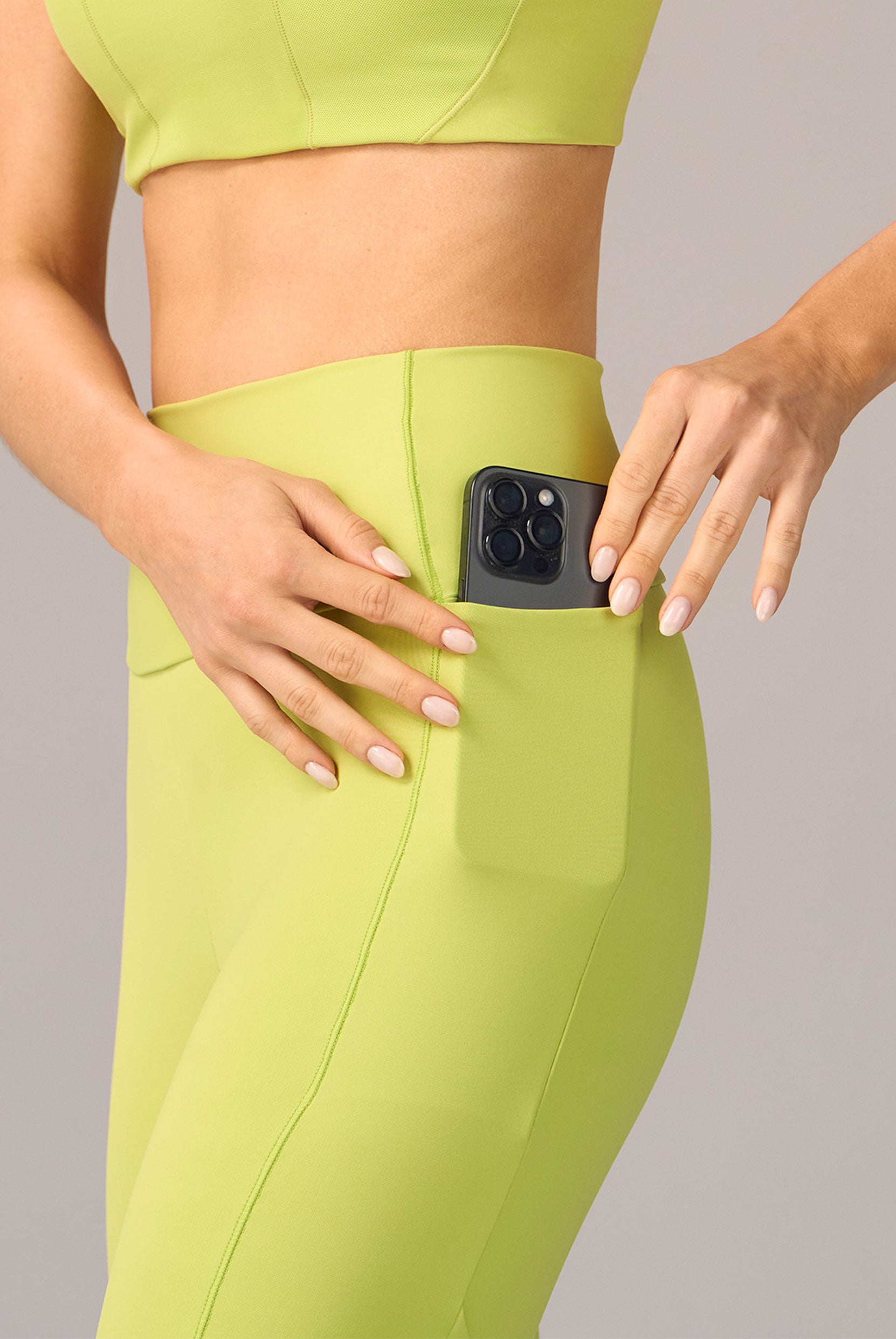 Legging Bolsos e Recortes