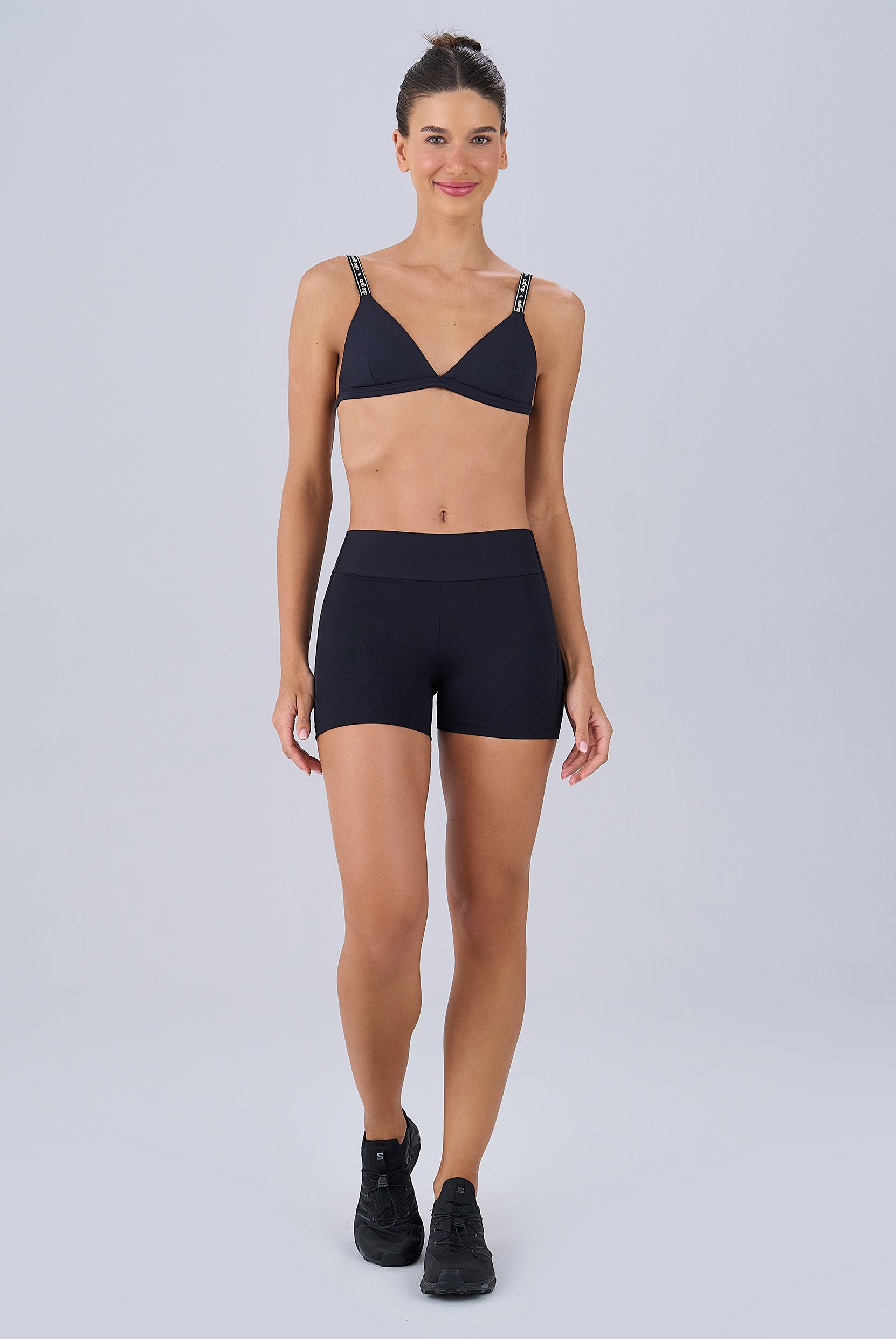 Shorts de cós baixo preto com bolso lateral — coleção Joy, collab de Sabrina Sato com a Alto Giro