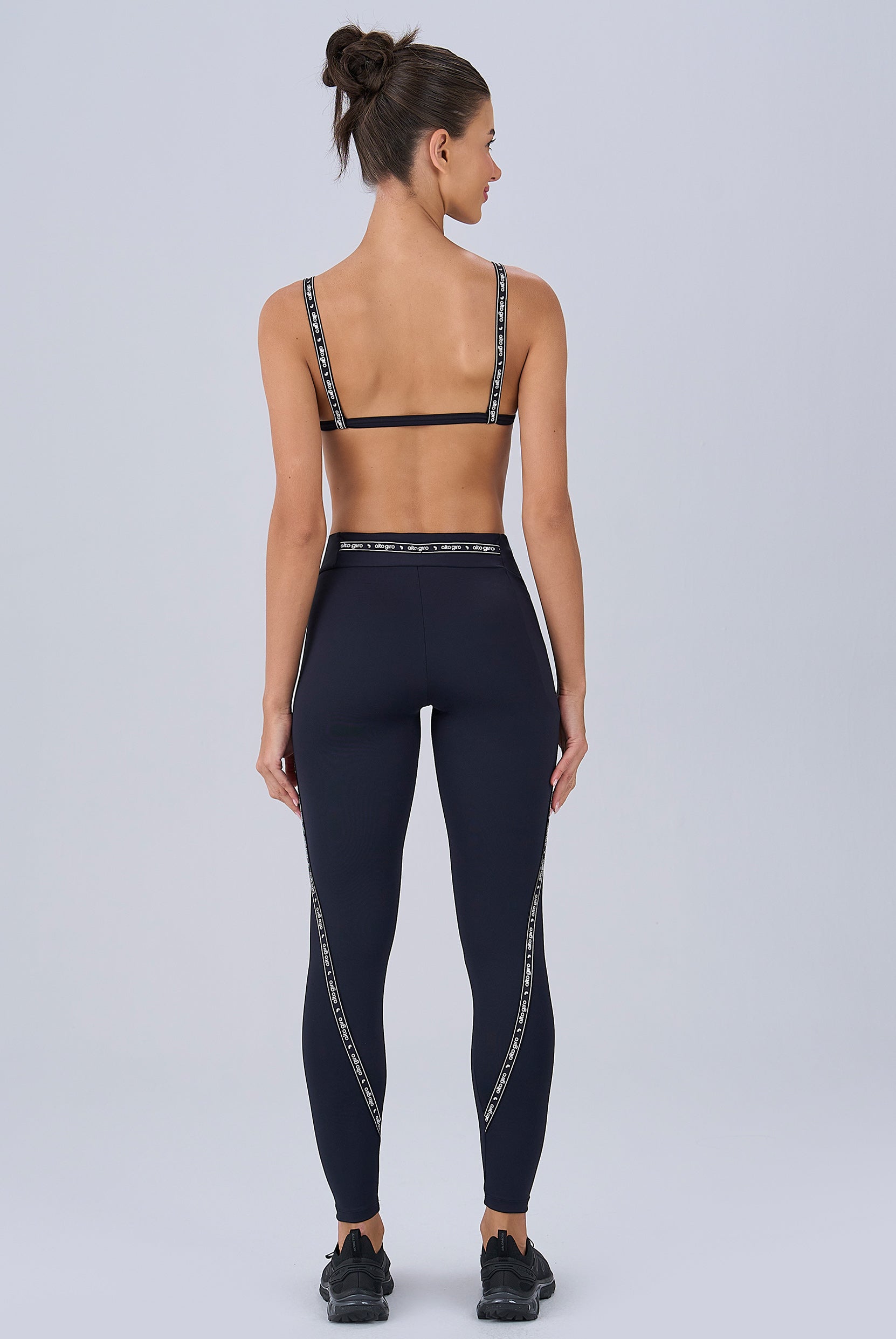 Legging preta com bolso e elástico assinado Alto Giro — coleção Joy Sabrina Sato, segundo ângulo