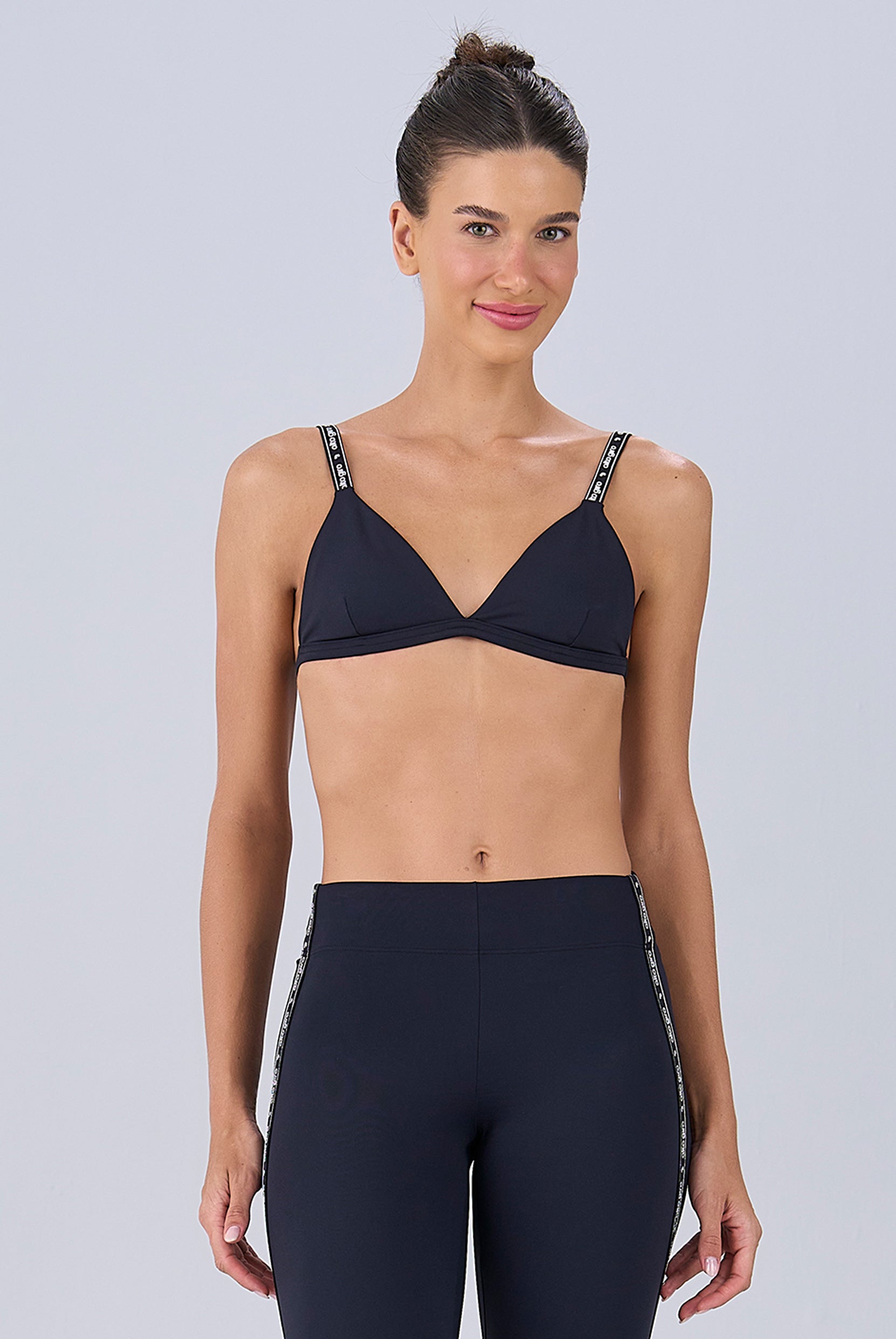 Top slim preto com elástico assinado Alto Giro — coleção Joy, collab de Sabrina Sato com a Alto Giro