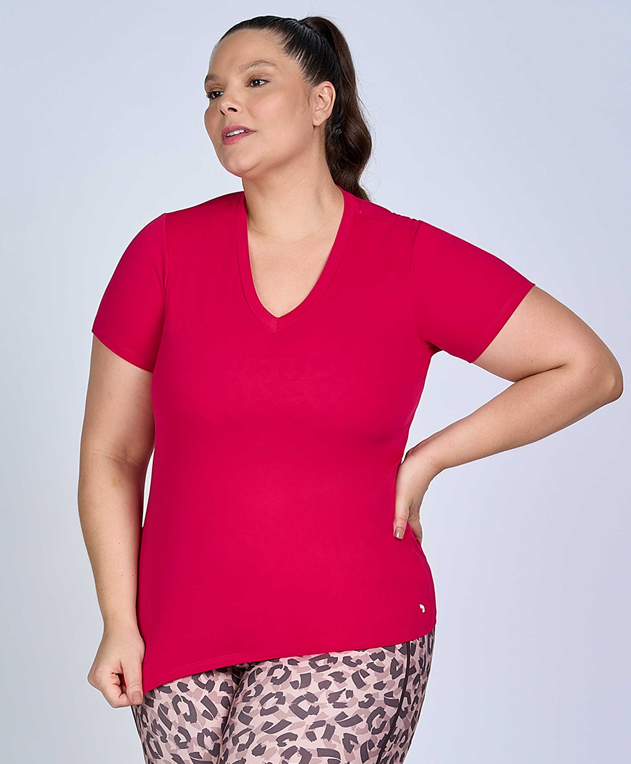 T-Shirt Plus Size Skin Fit Alongada Gola V