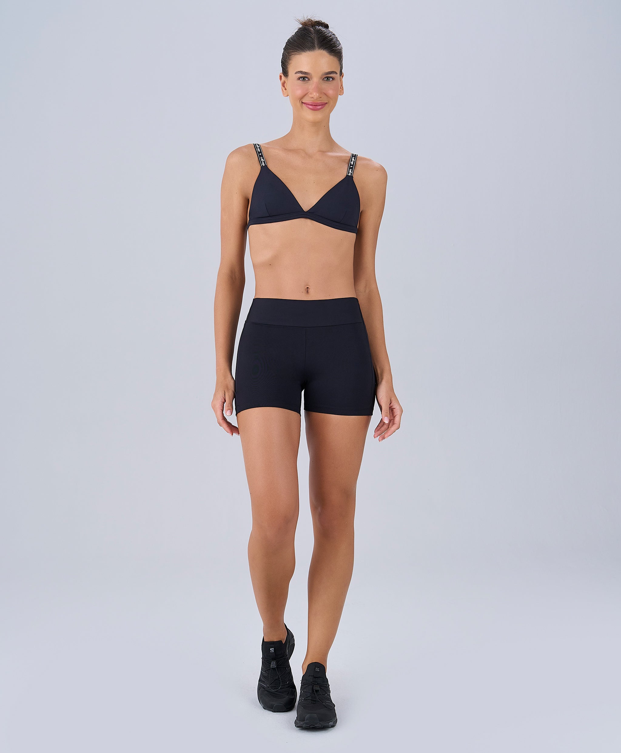 Shorts de cós baixo preto com bolso lateral — coleção Joy, collab de Sabrina Sato com a Alto Giro