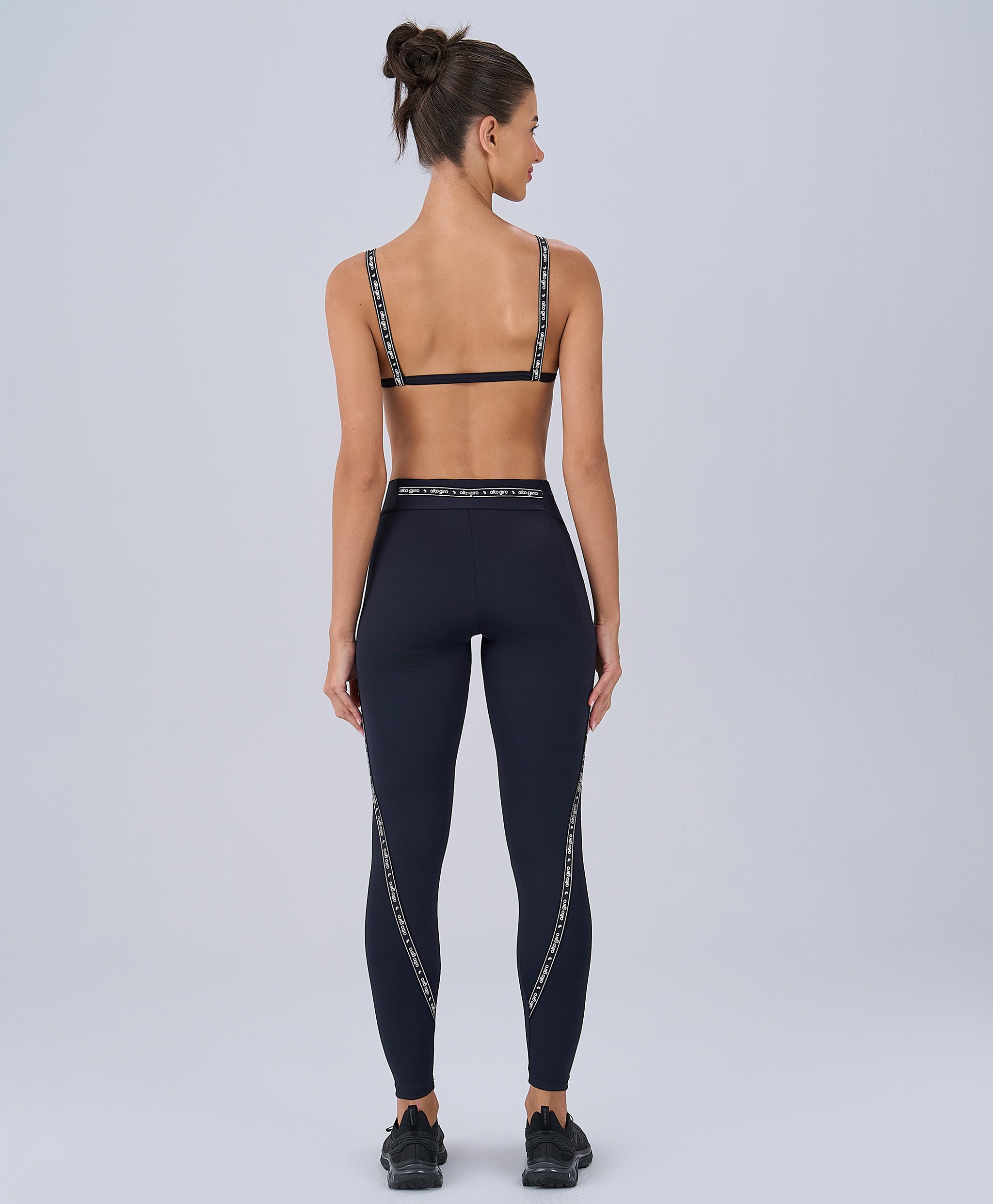 Legging preta com bolso e elástico assinado Alto Giro — coleção Joy Sabrina Sato, segundo ângulo — foto 2