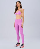 Legging roxo violeta com bolso e elástico assinado Alto Giro — coleção Joy, collab de Sabrina Sato com a Alto Giro