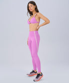 Legging roxo violeta com bolso e elástico assinado Alto Giro — coleção Joy Sabrina Sato, segundo ângulo