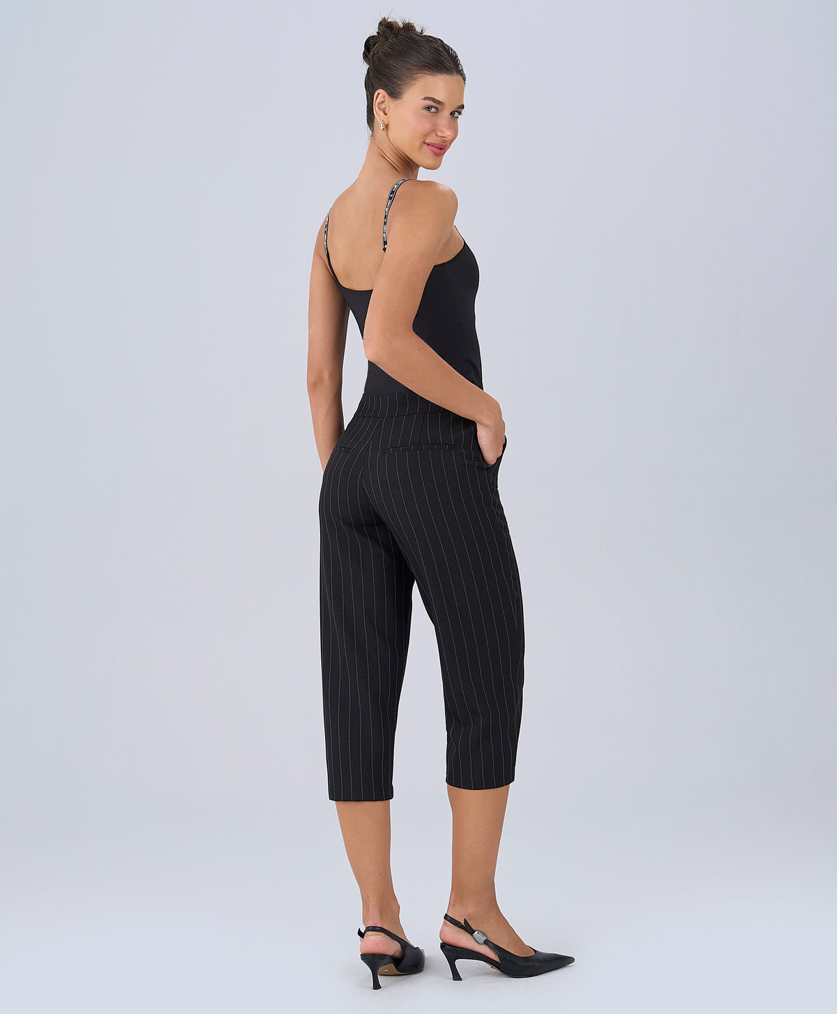 Pinstripe Capri Pants — foto 2