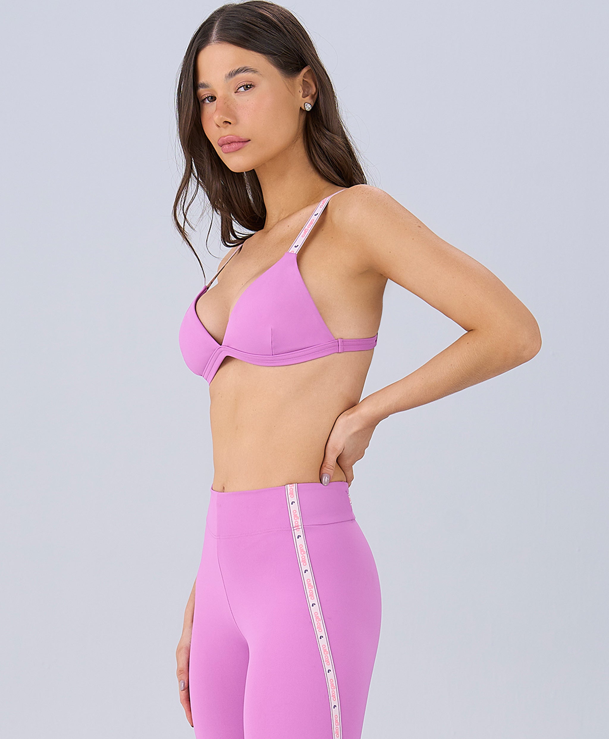 Top slim roxo violeta com elástico assinado Alto Giro — coleção Joy Sabrina Sato, segundo ângulo — foto 2