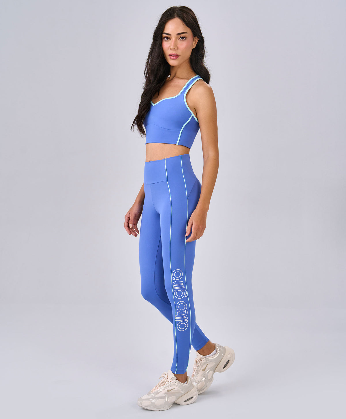 AZUL ULTRAMARINO