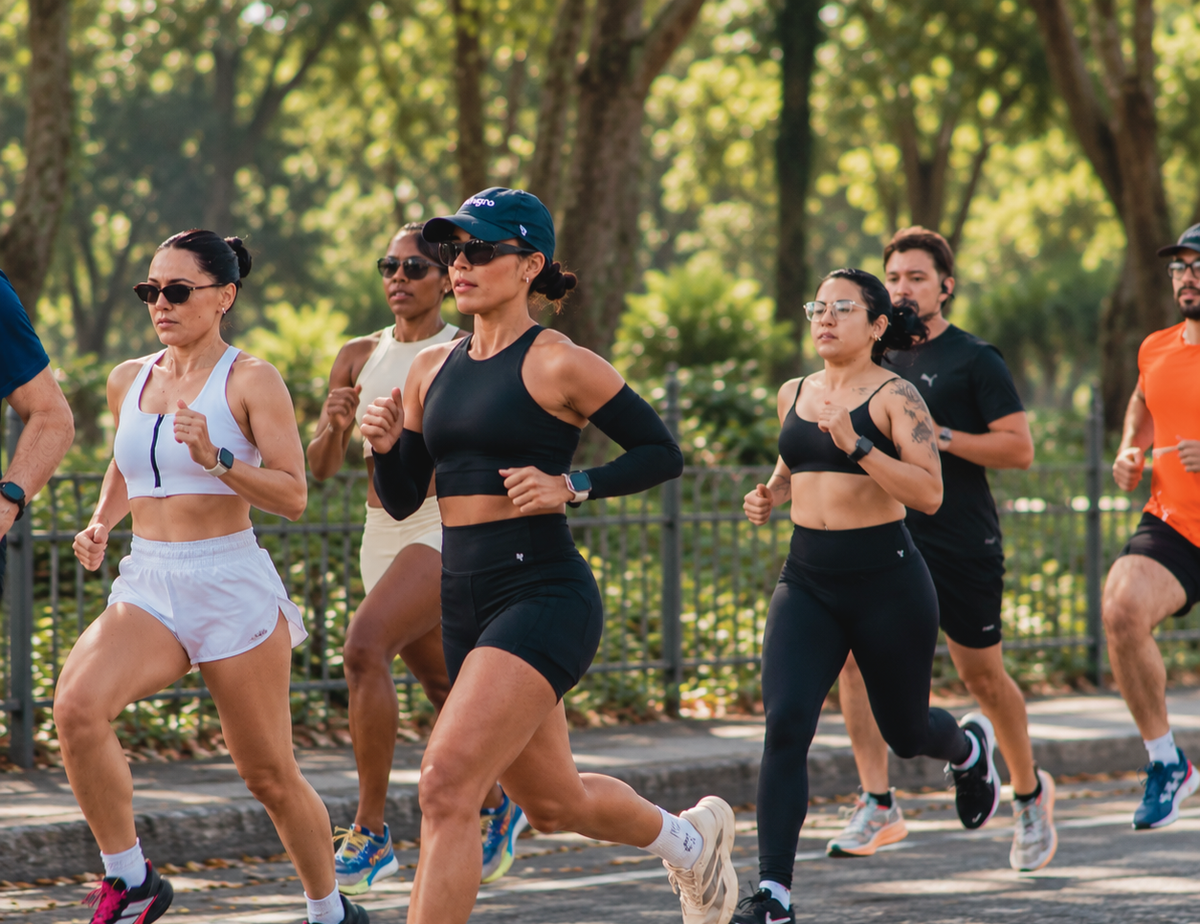 Corredores treinando no parque 